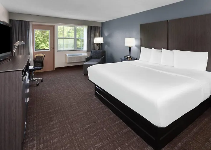 Baymont By Wyndham Il Hotel