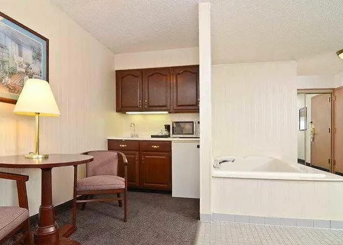 Baymont By Wyndham Il Hotel